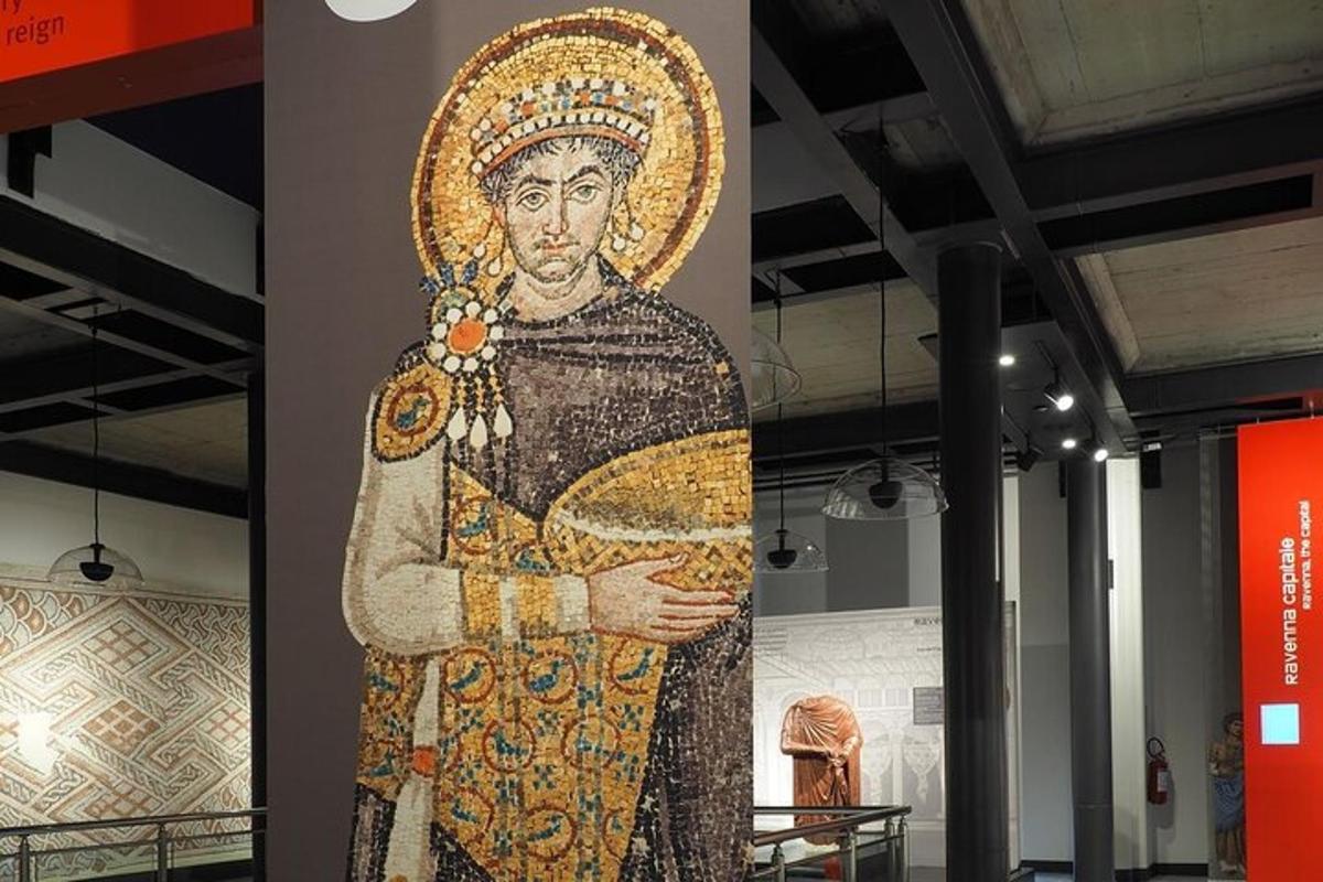 un grande mosaico di una donna su una parete di un museo