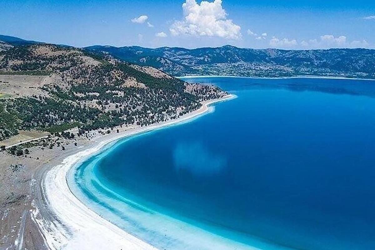 zračni pogled na plažo z modro vodo