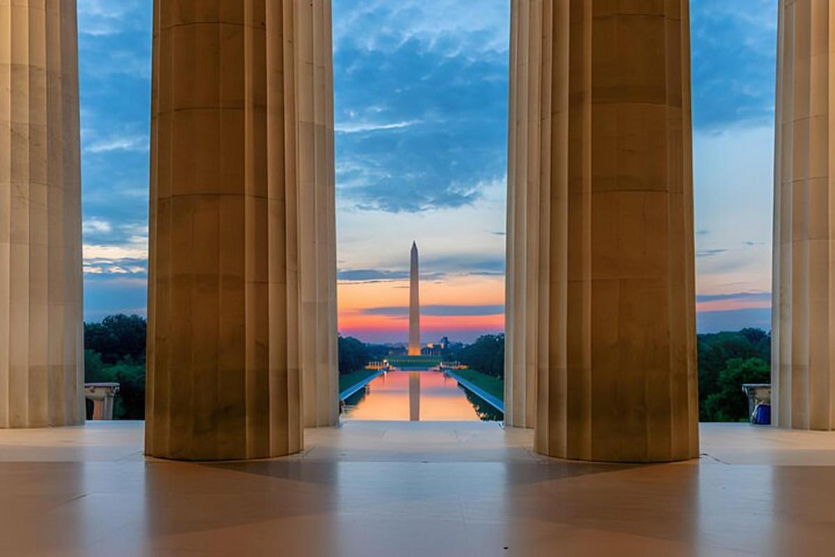 Pohled na Washingtonský monument skrz sloupy budovy