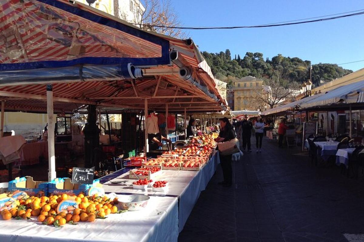 un mercato con un mucchio di frutta e verdura sui tavoli