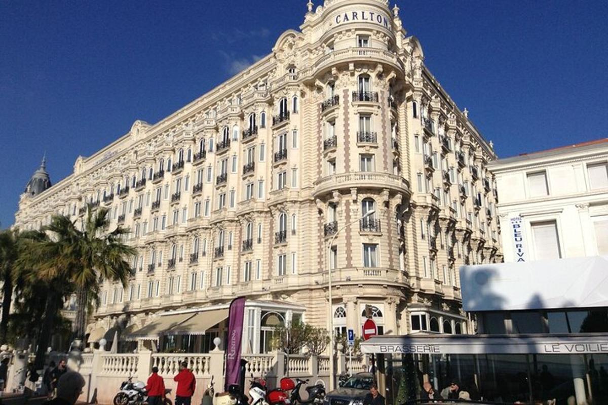 un grande edificio bianco con persone in piedi di fronte