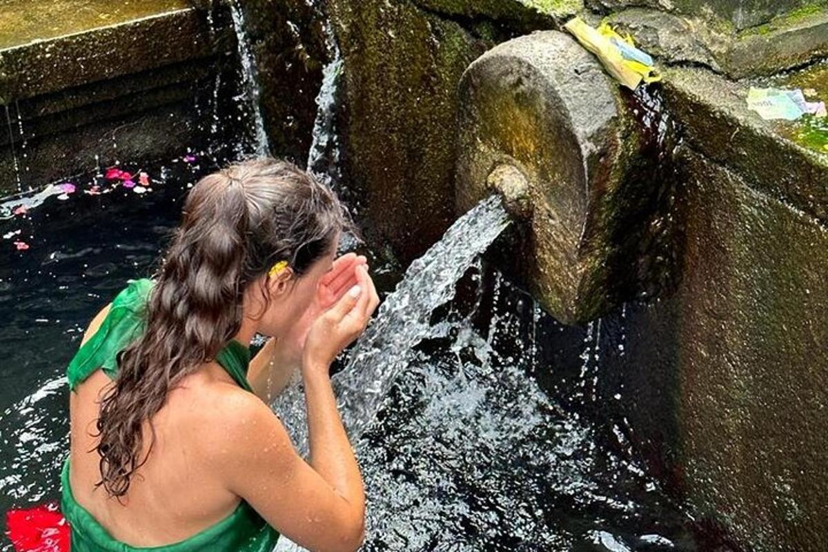 una donna in piedi nell'acqua di una fontana