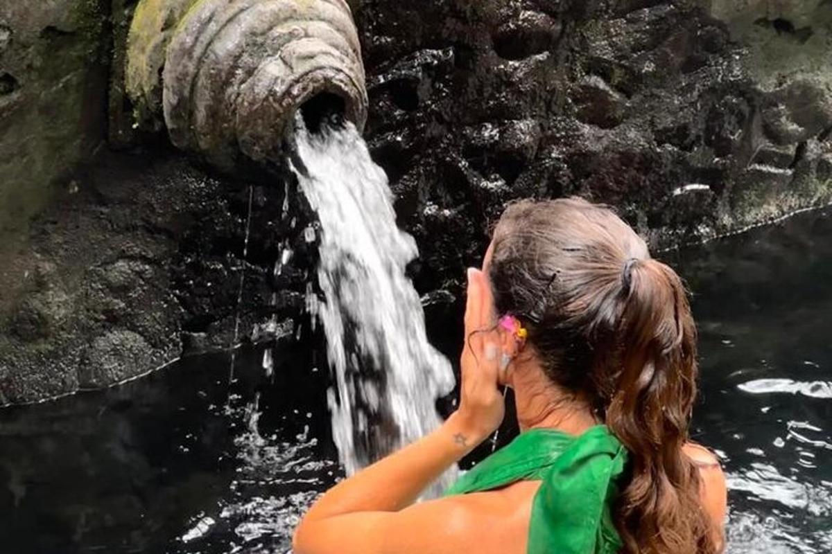 una donna in piedi nell'acqua vicino a una fontana