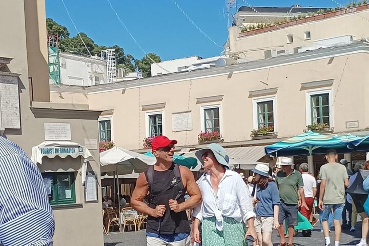 μια ομάδα ανθρώπων που περπατούν σε έναν δρόμο