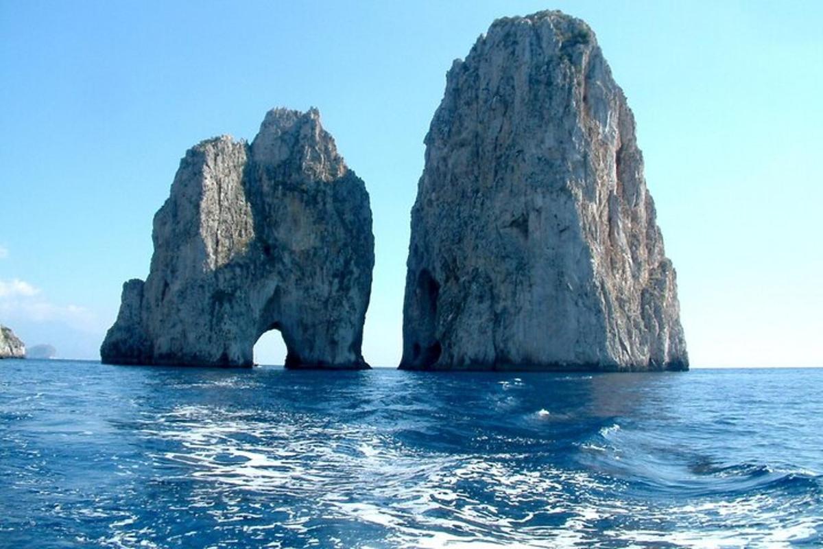 μια ομάδα από μεγάλες πέτρες στο νερό