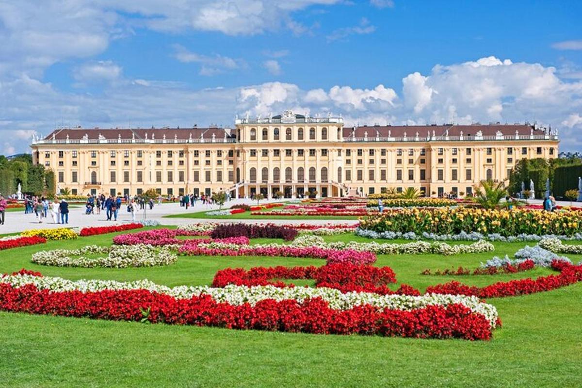 un grande edificio con un giardino antistante