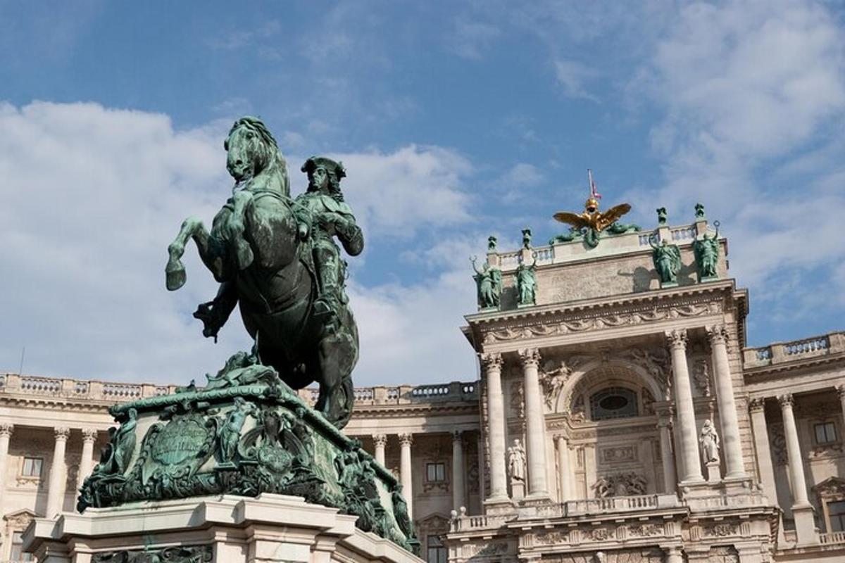 una statua di fronte a un grande edificio