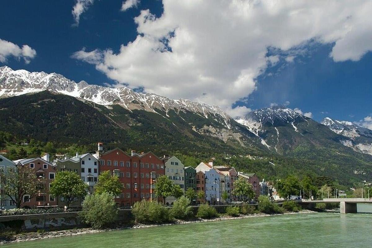 uma cidade com um rio e uma montanha nevada