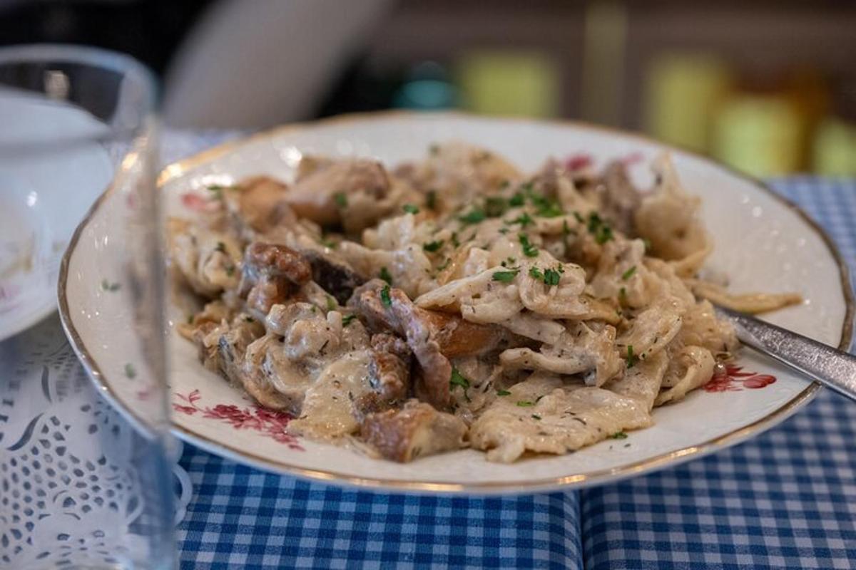 krožnik hrane, ki leži na mizi