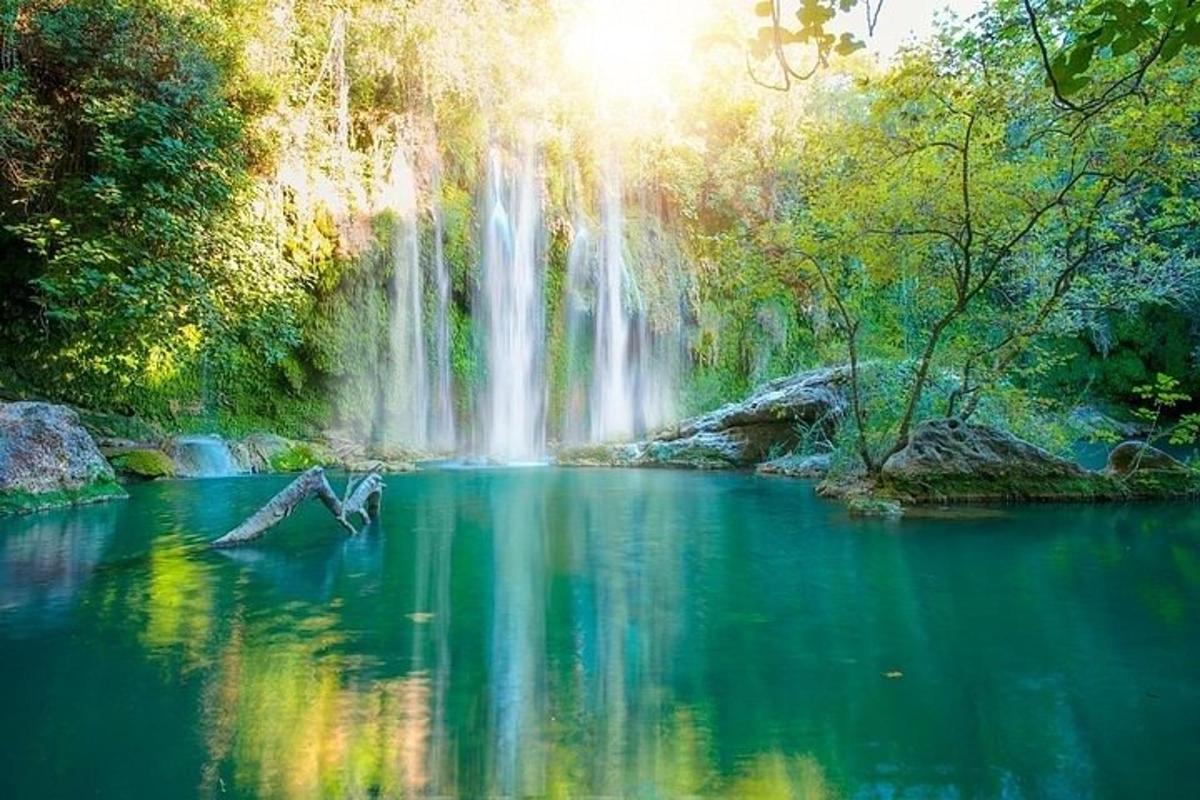 una cascata in mezzo a una pozza d'acqua