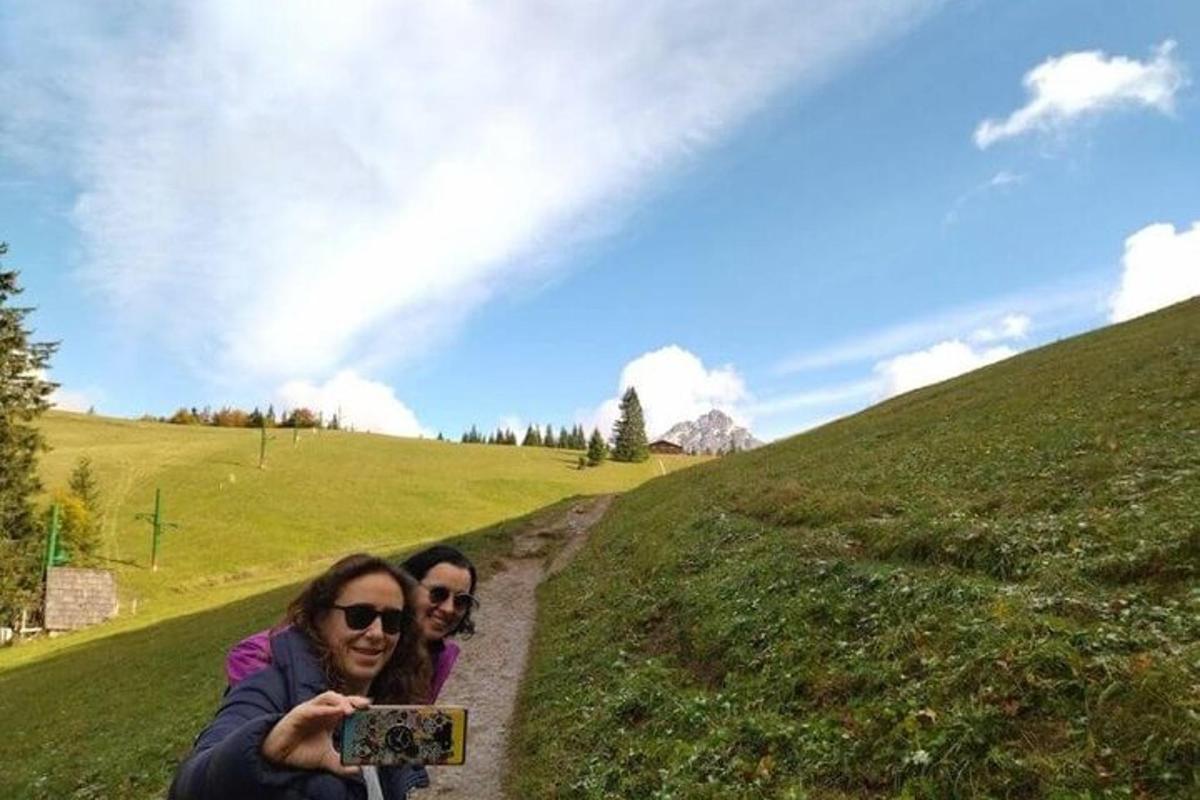 due persone che scattano una foto su un sentiero con una macchina fotografica