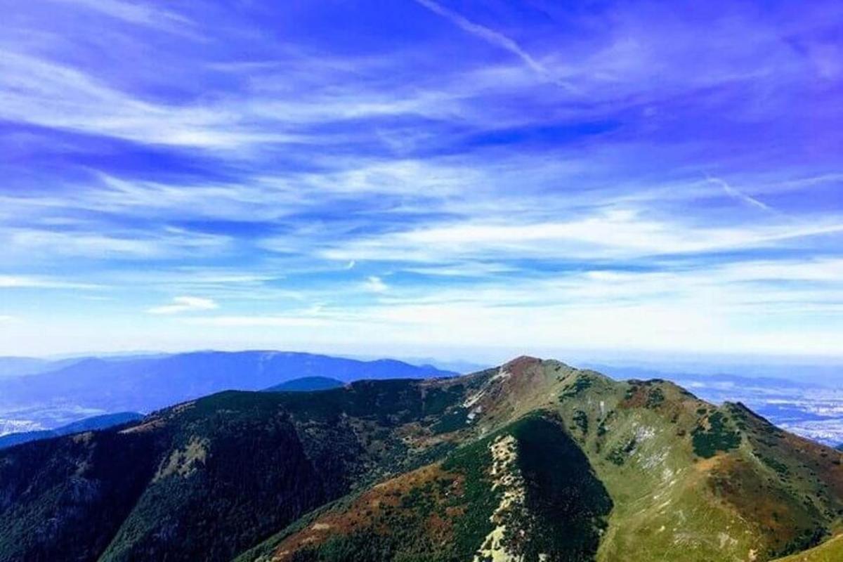 una vista della cima di una montagna