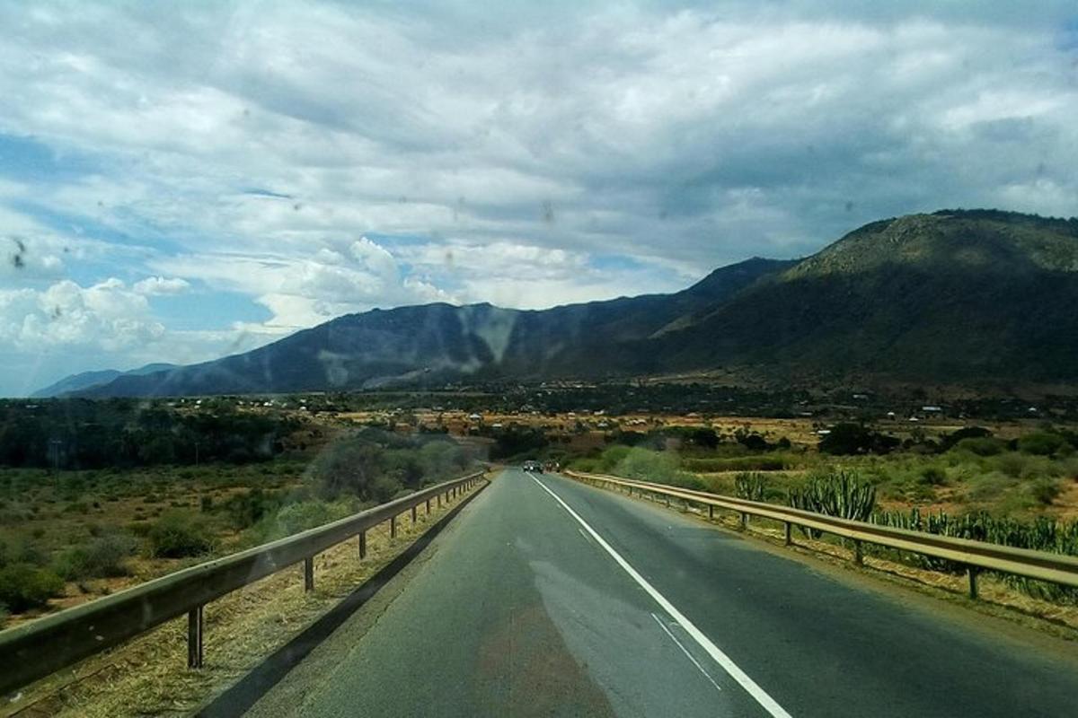 una carretera vacía con montañas en la distancia
