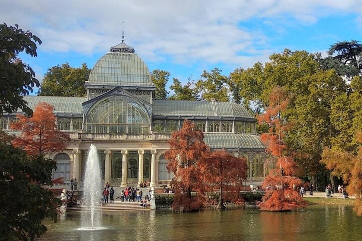 un gran edifici amb una font davant d'un estany