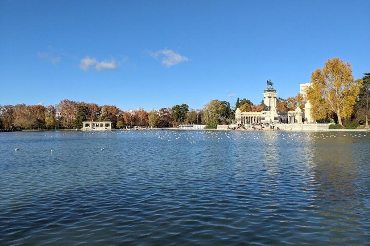 un gran llac amb un edifici al fons