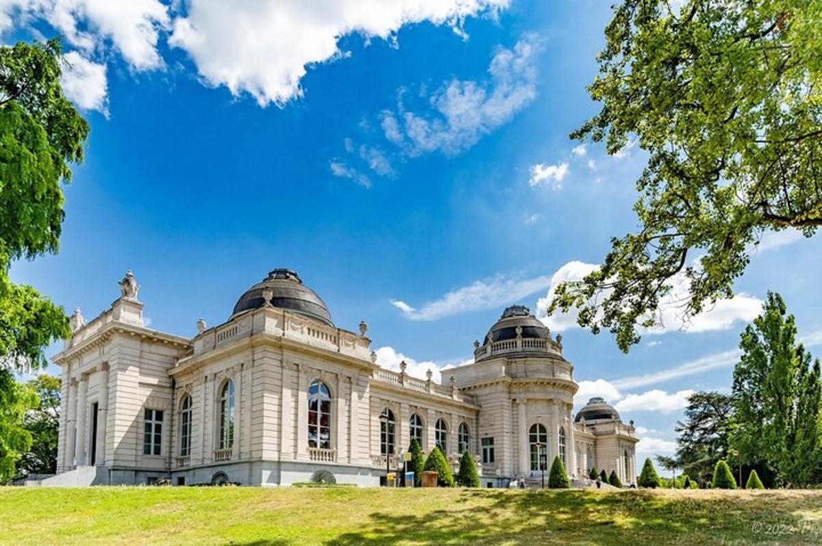 un gran edifici blanc amb un cel blau