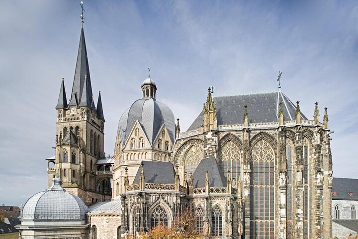 un gran edifici amb una torre i una catedral