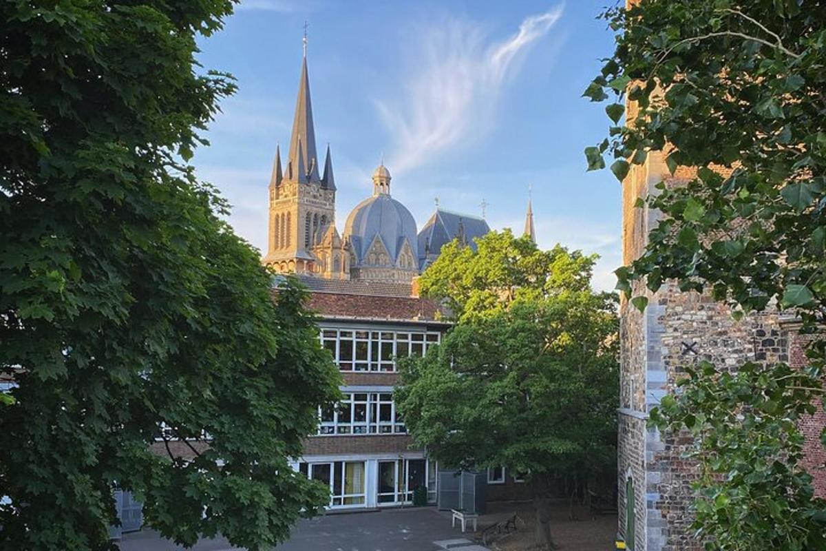 un gran edifici amb una catedral al fons