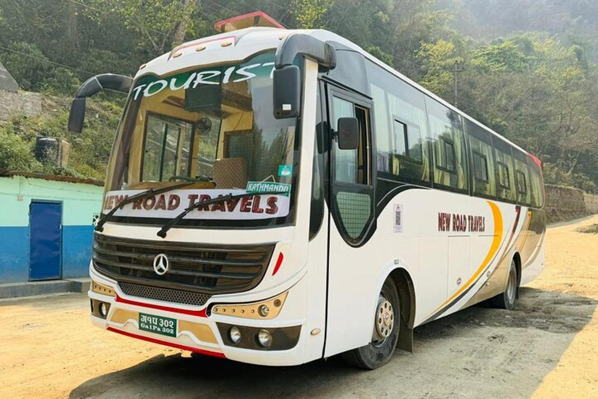 bílý autobus zaparkovaný na prašné cestě