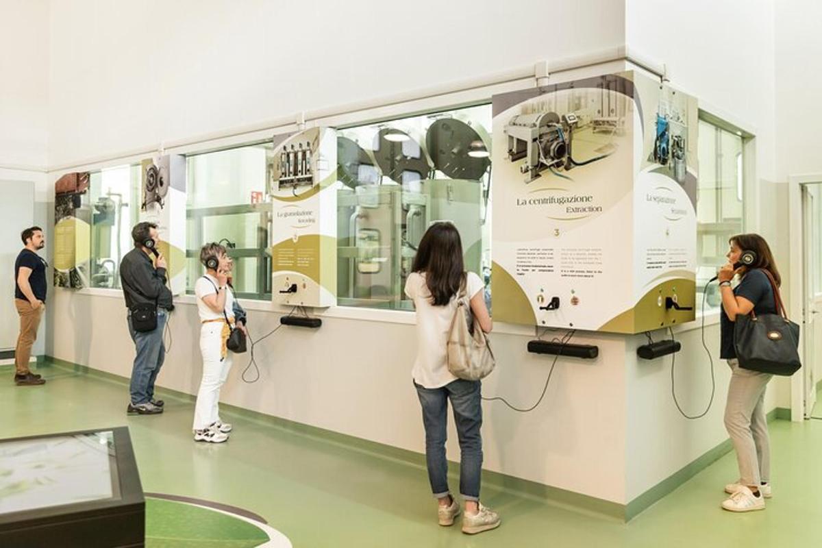 skupina lidí prohlížejících si expozici v muzeu