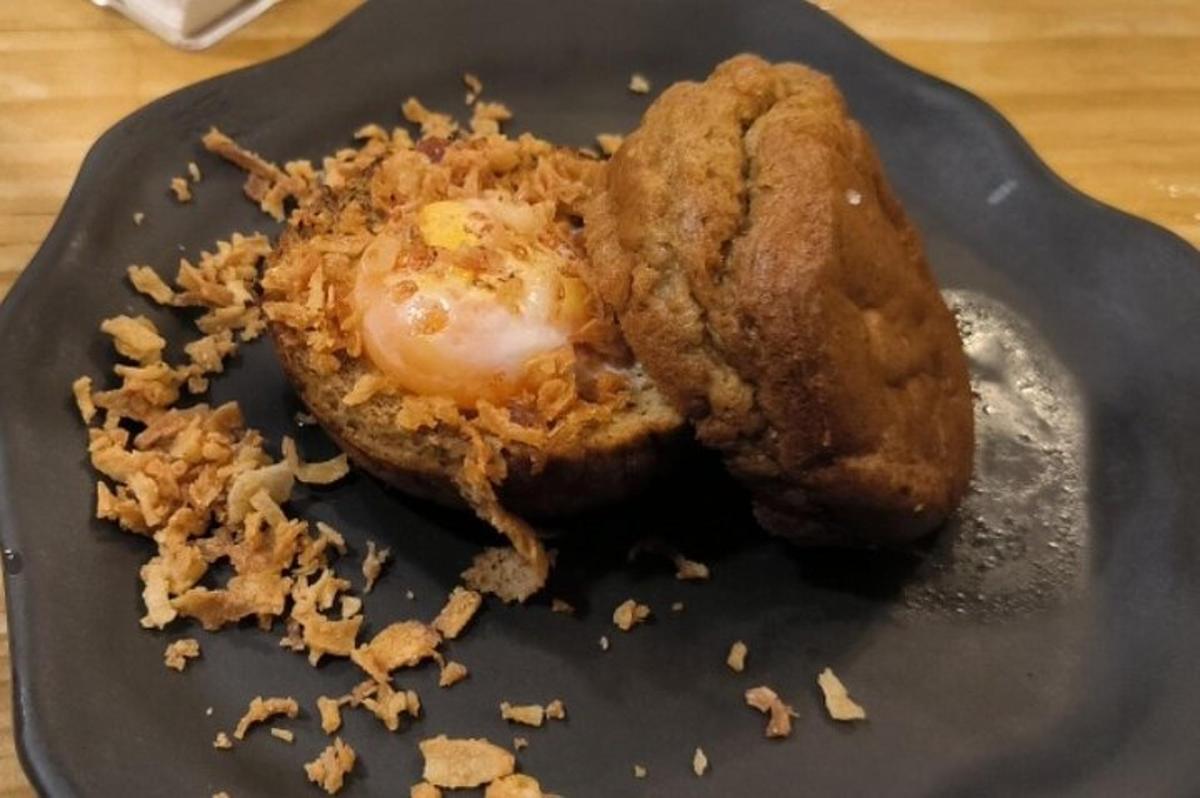 diskur af mat með steiktu eggi á