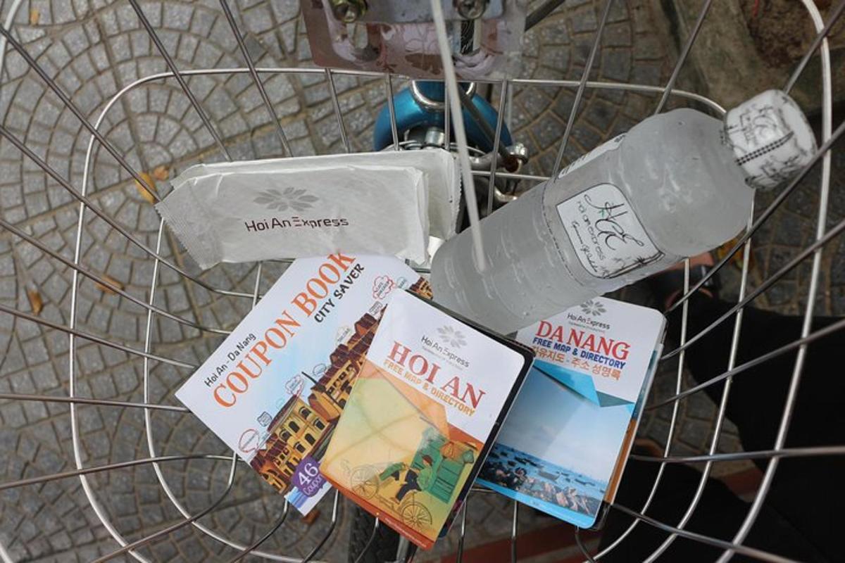 Una cesta de alambre con libros y revistas encima.