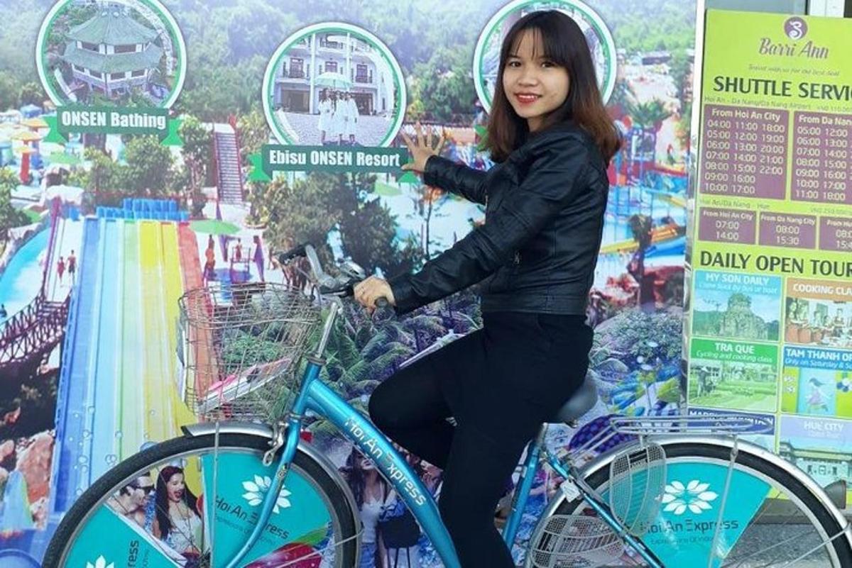 una mujer montando en bicicleta en un parque de atracciones