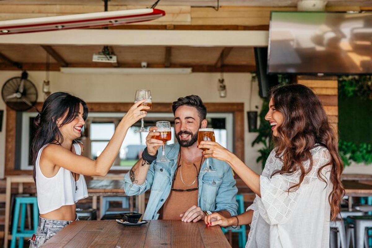 三个人在桌边喝啤酒