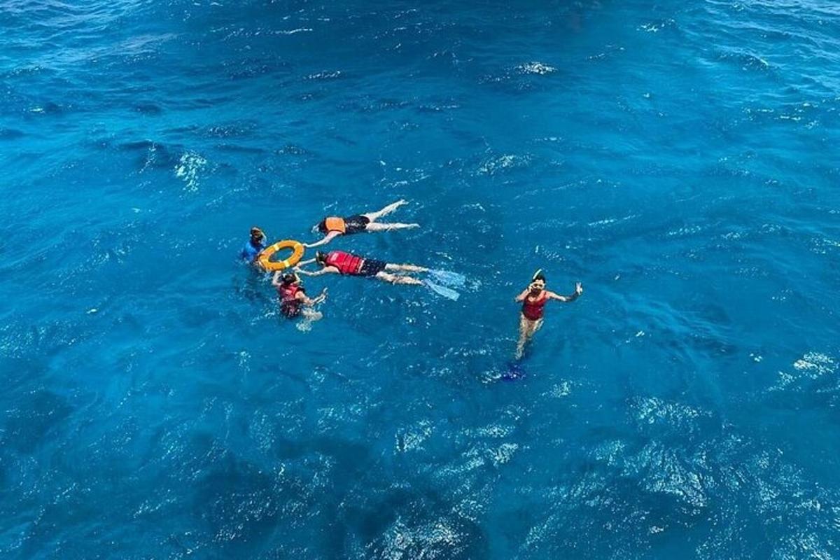 un gruppo di persone che nuotano nell'acqua