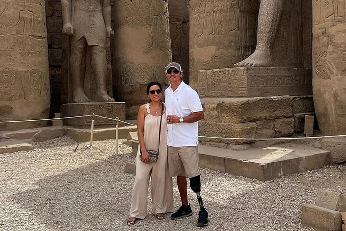 Un hombre y una mujer de pie frente a un templo.