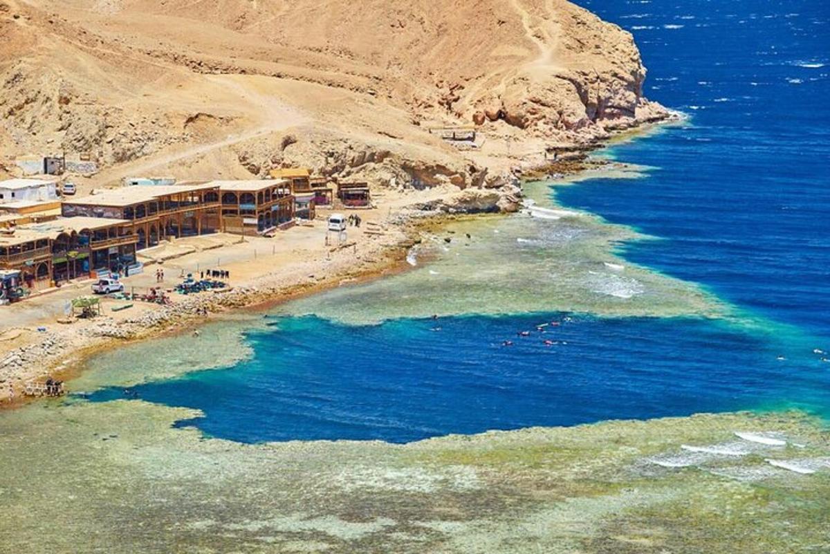 zračni pogled na plažo in ocean