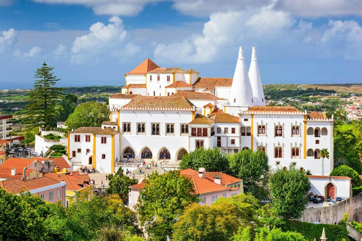 una vista di una città con una chiesa