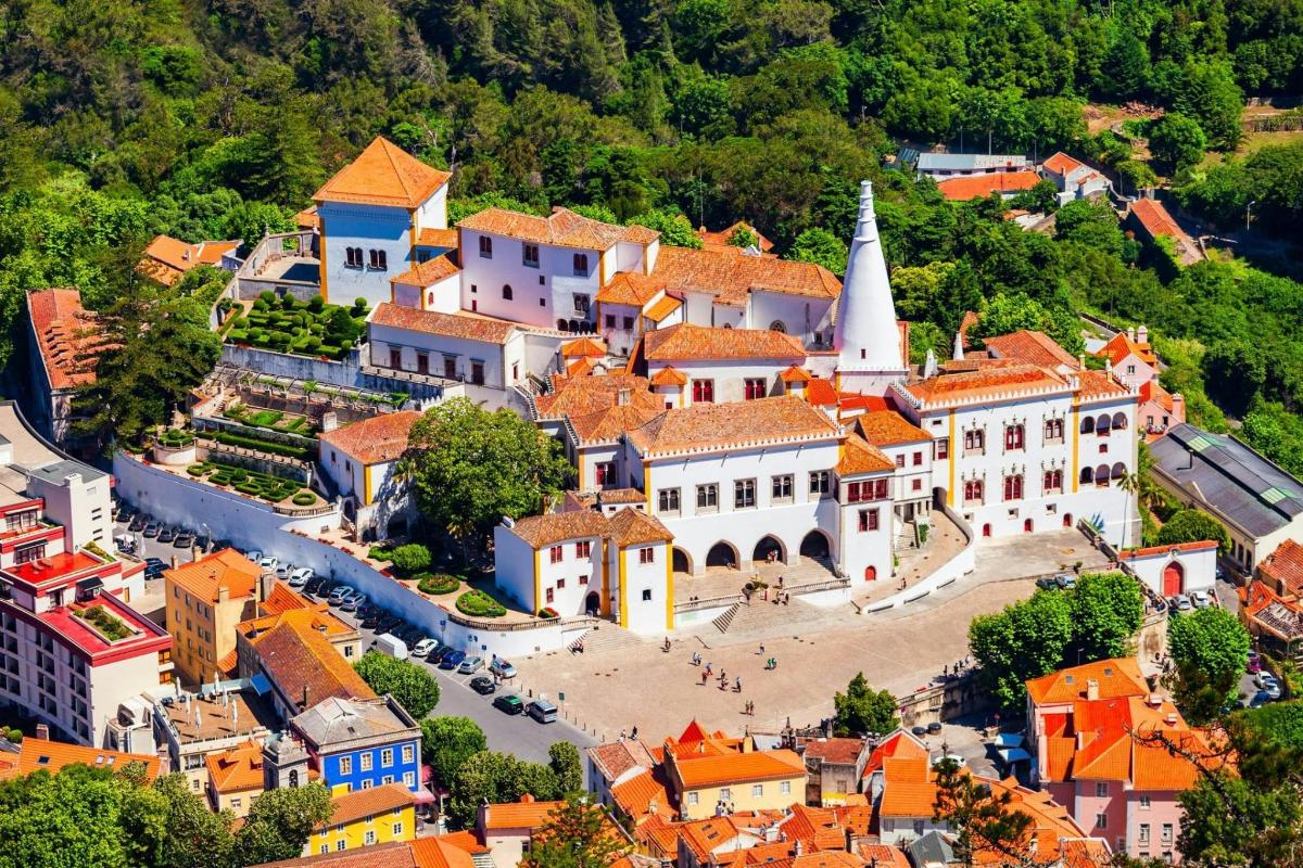 una vista aerea di un villaggio con una chiesa