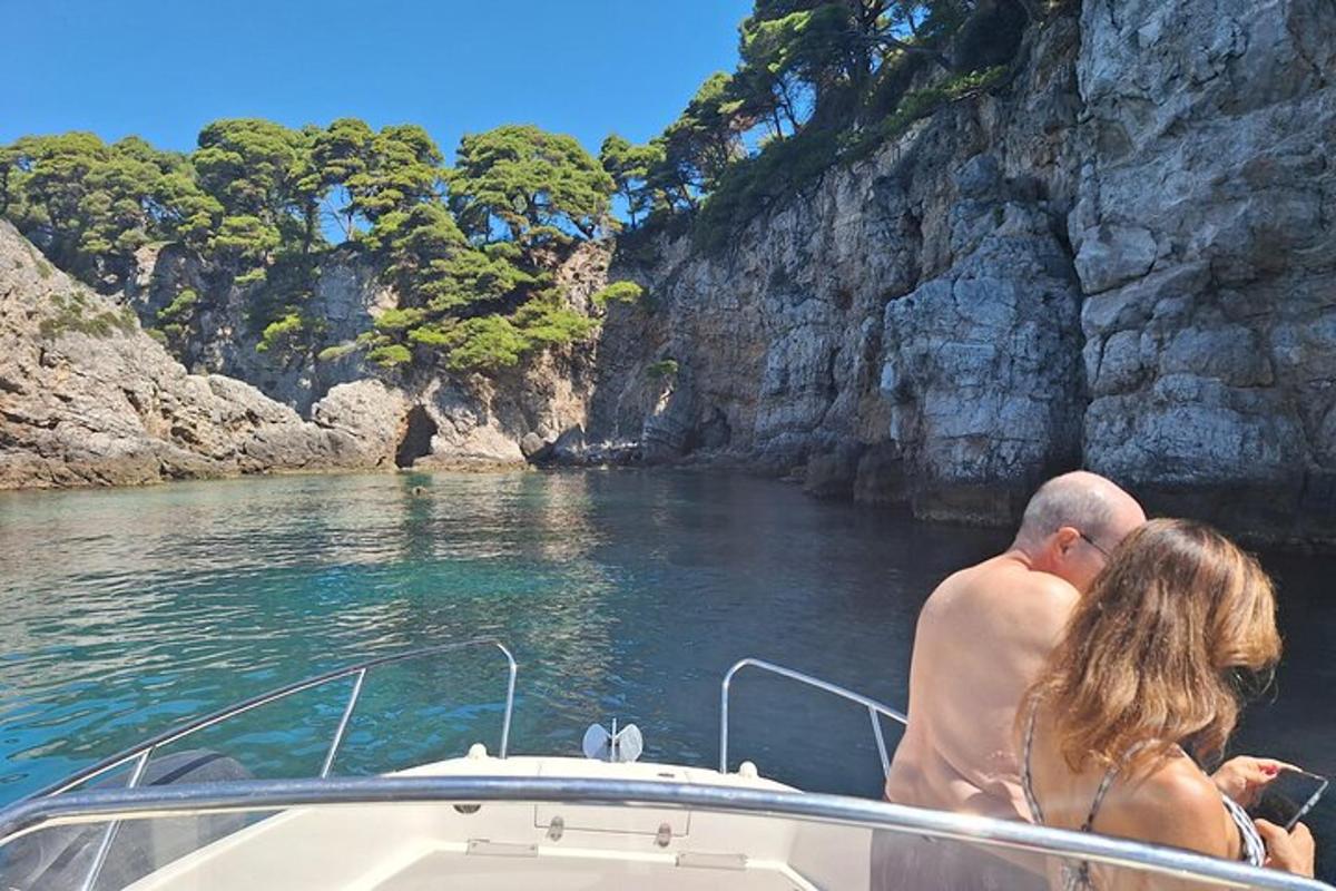 ein Mann und eine Frau auf einem Boot im Wasser