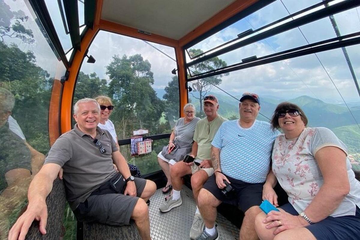 un groupe de personnes assises dans un tramway dans les montagnes