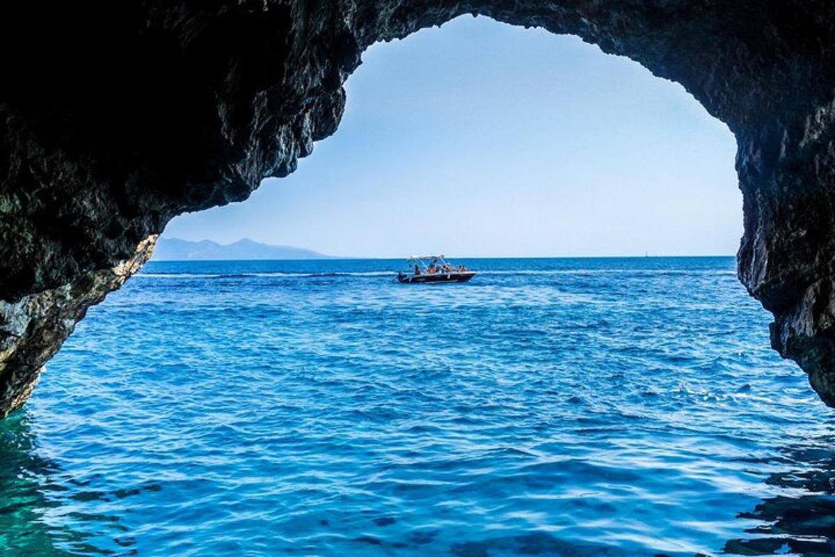 μια βάρκα στη μέση του ωκεανού