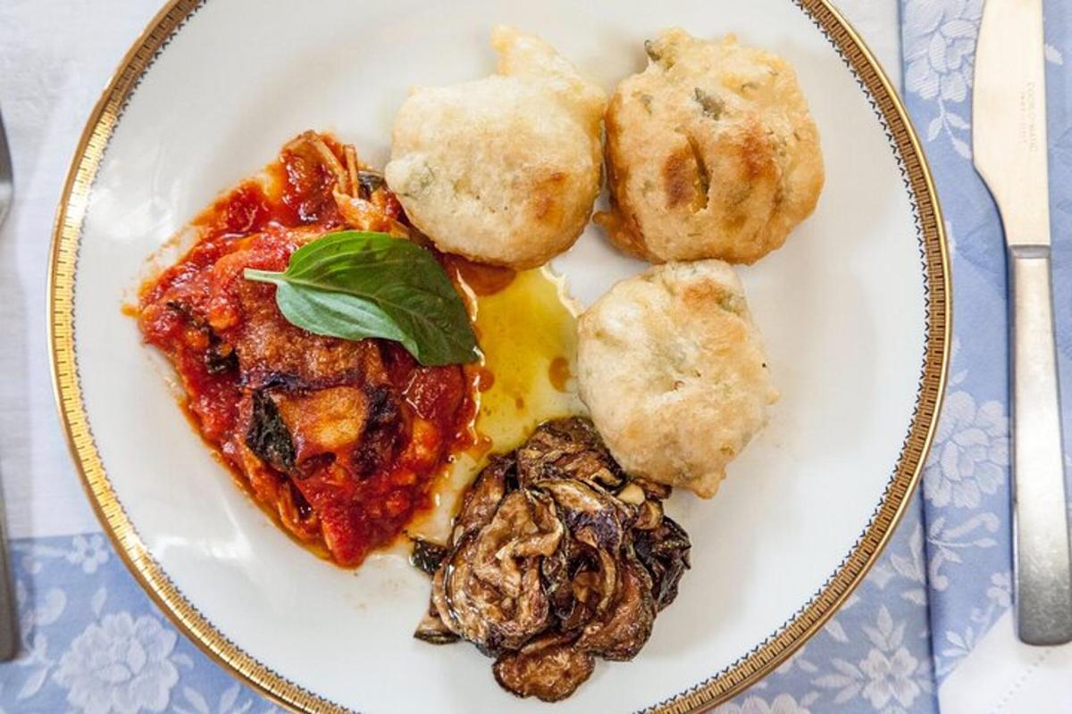 um prato de comida com pizza e biscoitos sobre uma mesa