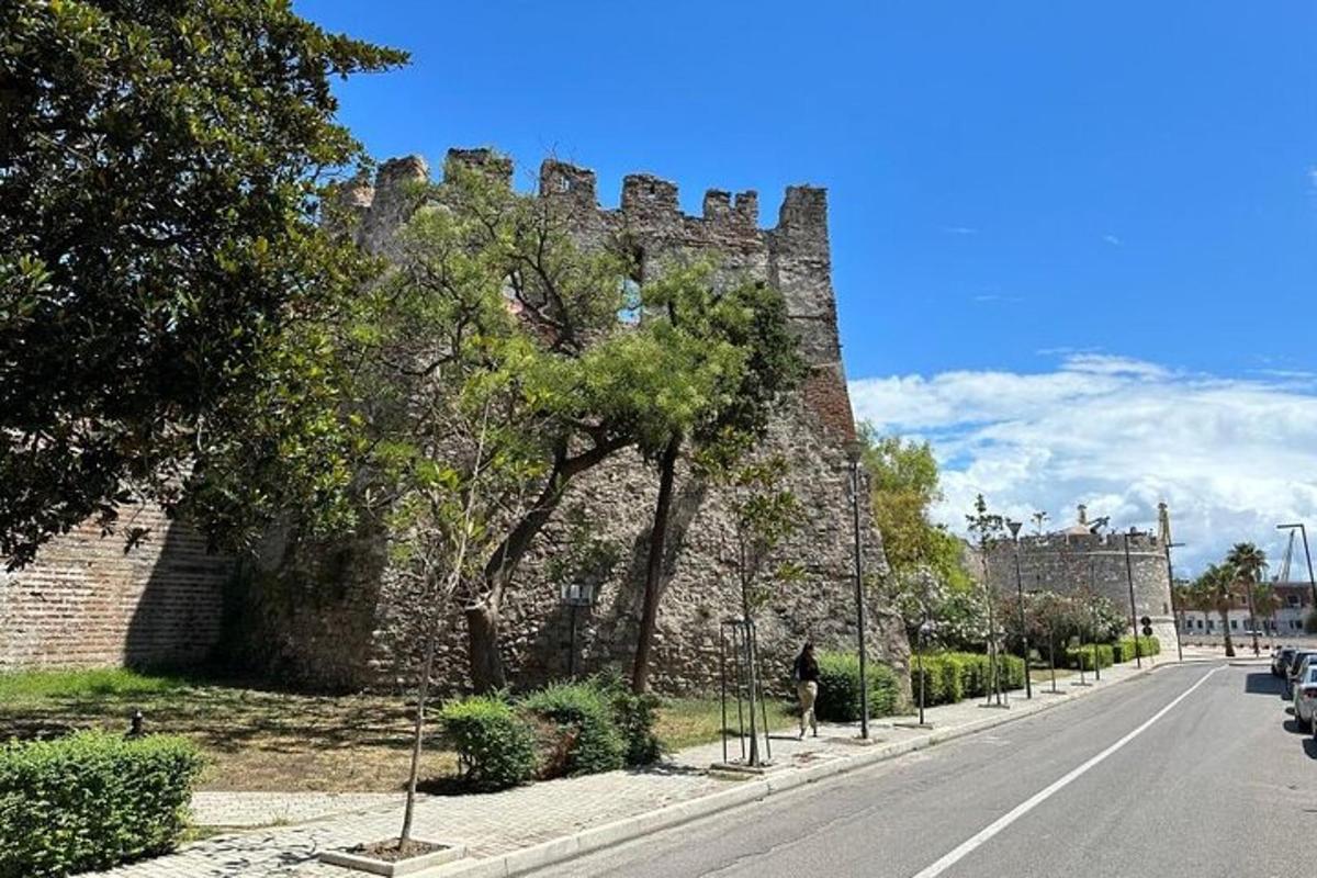 starý hrad na kraji silnice