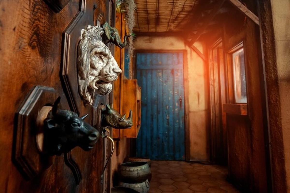 sebuah bilik dengan pintu dengan kepala kuda di dinding