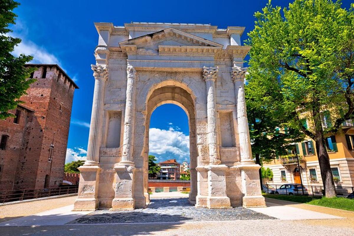 um grande arco em uma cidade com um edifício