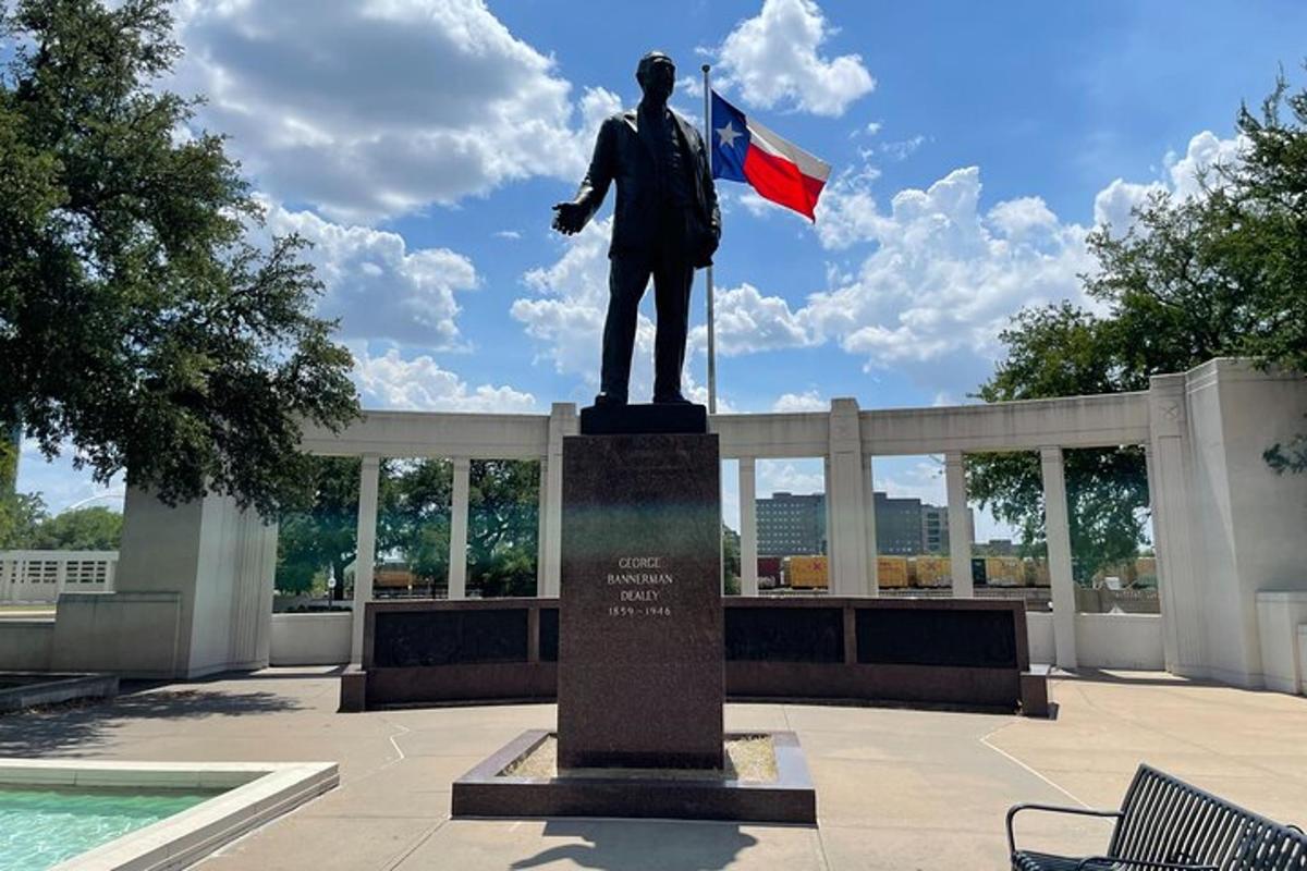 Una estatua de un hombre sosteniendo una bandera junto a una piscina.