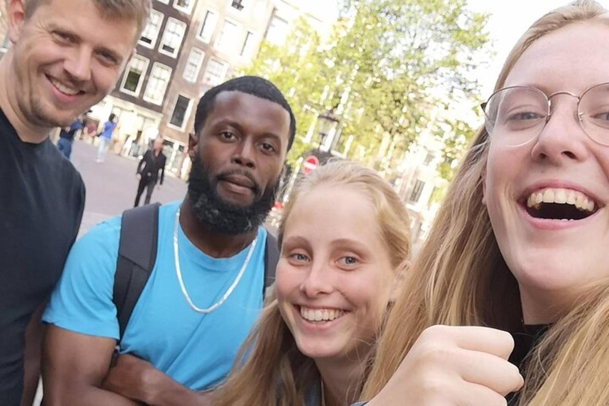 skupina lidí pózujících pro fotografii