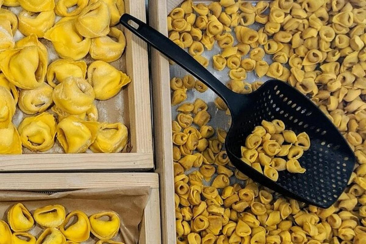 spatula hitam terletak di sebelah kotak pasta