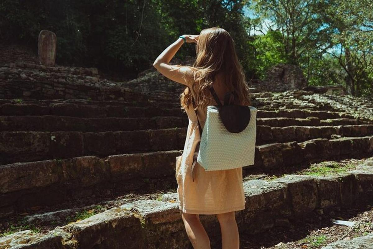 una donna in piedi davanti a delle scale
