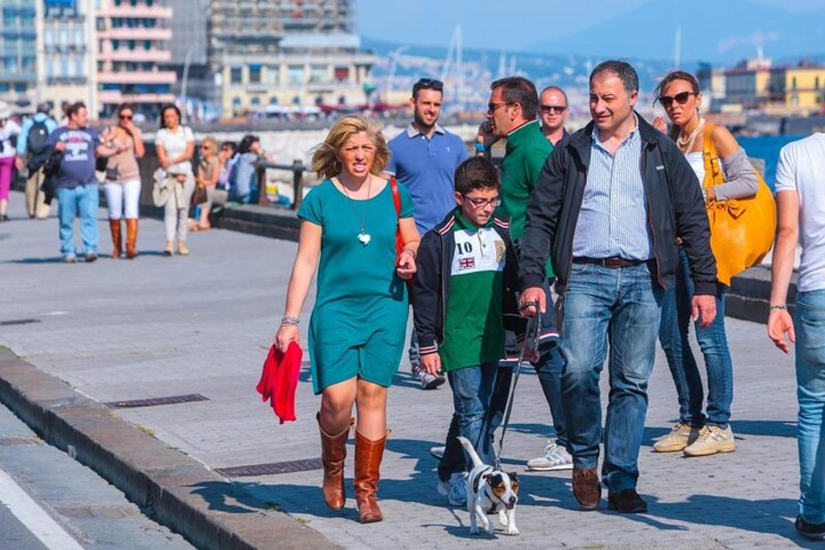 en familie som går nedover gaten med en hund