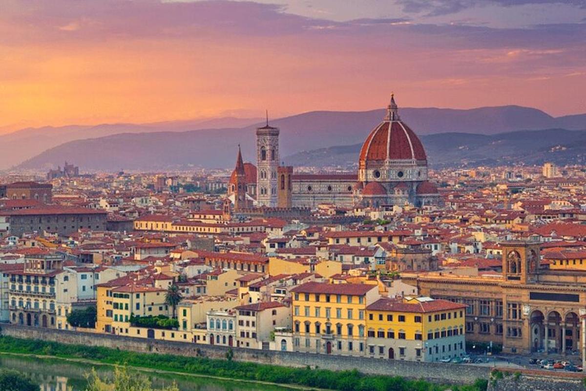 una vista di una città al tramonto
