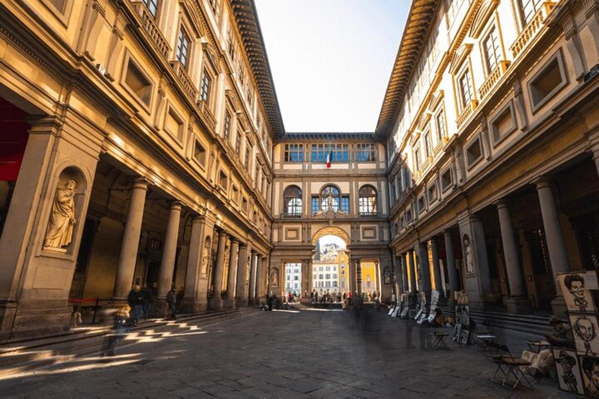 una grande stanza con un grande edificio con colonne