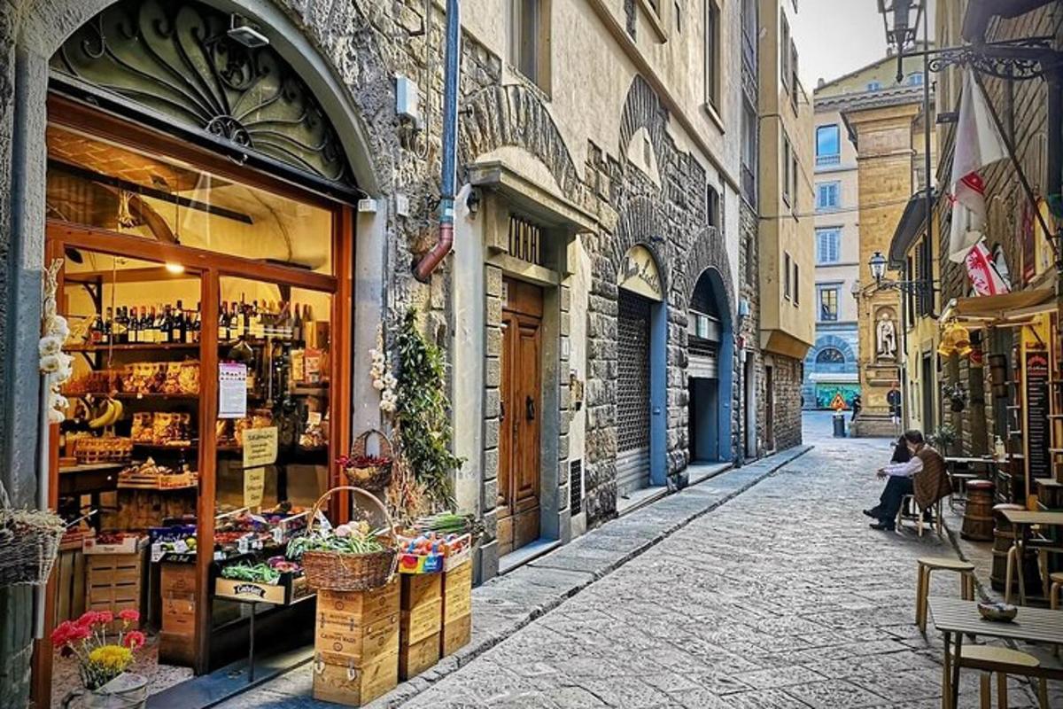 una strada con un negozio sul lato di un edificio