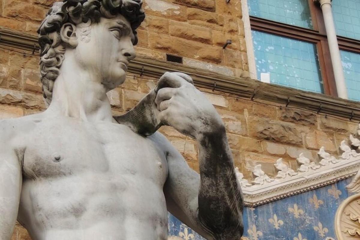 una statua di un uomo che tiene una cravatta