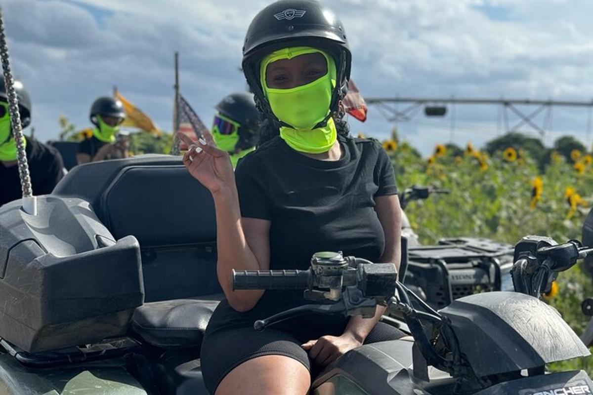 en kvinne med grønn ansiktsmaske på en motorsykkel